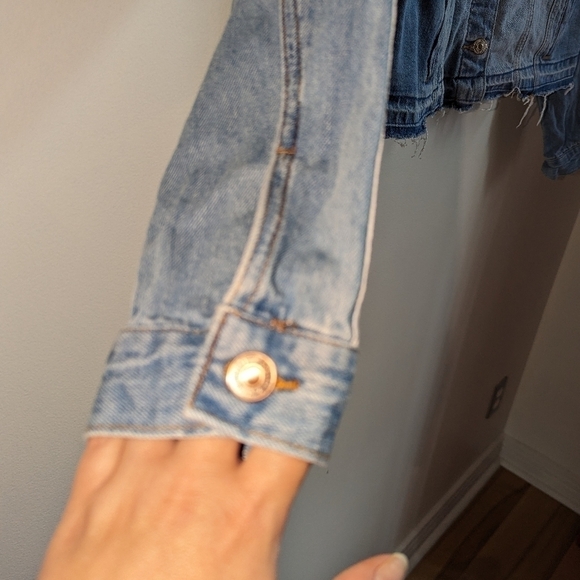 FOREVER 21 Light Wash Cropped Bohemian Raw Edges Jean Jacket Size Medium - Picture 4 of 12
